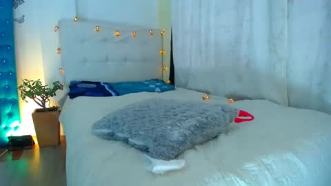 Snapshot of 19vanee chatting on February 2, 4:11 pm stef read my description online show from February 2, 4:11 pm