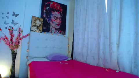 Snapshot of 19vanee chatting on February 9, 4:18 pm stef read my description online show from February 9, 4:18 pm