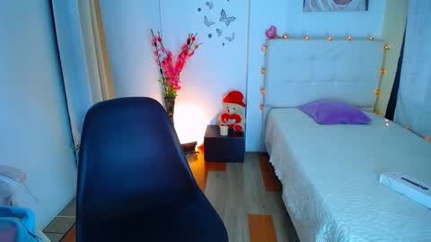 Snapshot of 19vanee chatting on February 13, 3:35 pm stef read my description online show from February 13, 3:35 pm