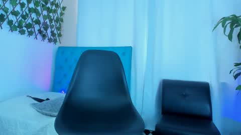 Snapshot of 19vanee chatting on February 23, 4:46 pm stef read my description online show from February 23, 4:46 pm