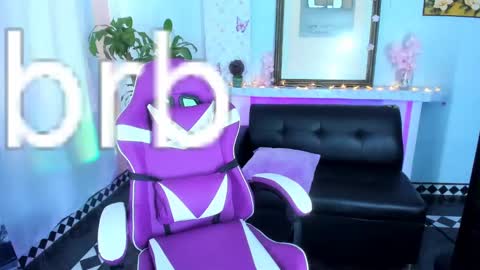 Snapshot of 19vanee chatting on March 11, 3:56 pm stef read my description online show from March 11, 3:56 pm