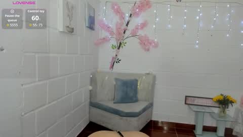 Snapshot of 19vanee chatting on October 19, 7:58 pm stef read my description online show from October 19, 7:58 pm