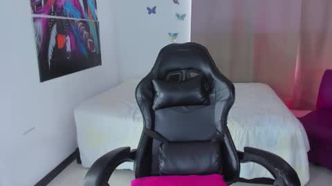 Snapshot of 19vanee chatting on February 28, 4:08 pm stef read my description online show from February 28, 4:08 pm