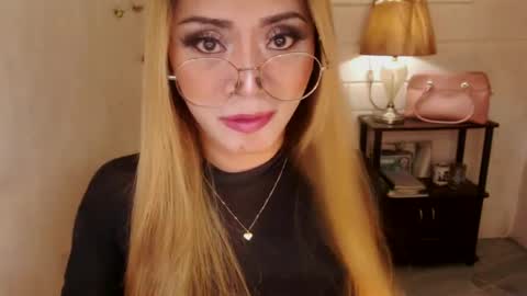 Snapshot of 1bigsurprise4you chatting on December 29, 8:58 pm angel online show from December 29, 8:58 pm