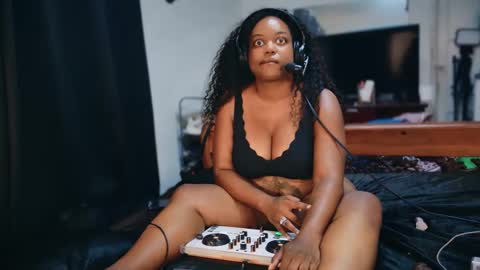 Snapshot of 1lookurhooked chatting on September 14, 2:33 am Lillycakes online show from September 14, 2:33 am