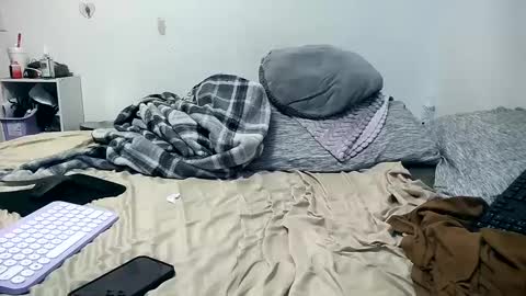 Snapshot of 21yearsy0ung9icheshung chatting on January 13, 1:34 am AlecurClit online show from January 13, 1:34 am