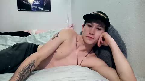 Snapshot of 21yearsy0ung9icheshung chatting on February 14, 1:02 am AlecurClit online show from February 14, 1:02 am