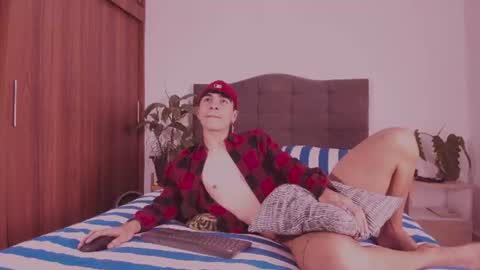 Snapshot of 2gays_1straight chatting on June 16, 7:38 pm David and Yoel online show from June 16, 7:38 pm