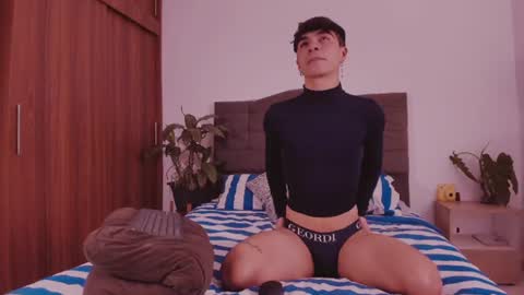 Snapshot of 2gays_1straight chatting on June 19, 2:05 am David and Yoel online show from June 19, 2:05 am