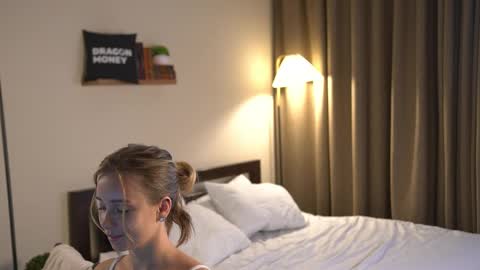 Elley  online show from September 17, 7:43 am