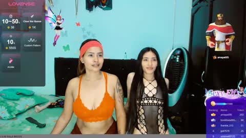 Snapshot of 2girls__dream chatting on December 31, 11:42 am samantha sharon online show from December 31, 11:42 am