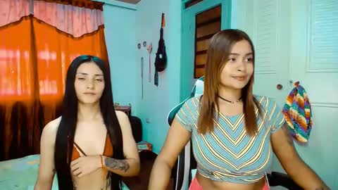 Snapshot of 2girls__dream chatting on February 16, 9:16 pm samantha sharon online show from February 16, 9:16 pm