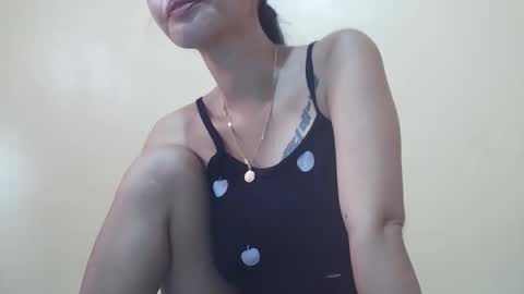 Snapshot of 2pinaybeauty chatting on November 10, 7:51 am 2pinaybeauty online show from November 10, 7:51 am