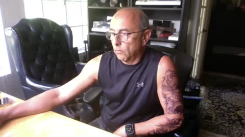 daddy vegas  for single women and couples here online show from November 2, 9:50 pm