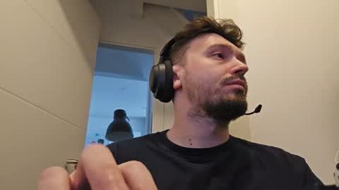 8inchdude93 online show from April 16, 9:32 am