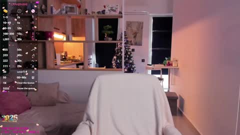 Snapshot of _alleyesonme chatting on December 31, 10:37 am Mia online show from December 31, 10:37 am