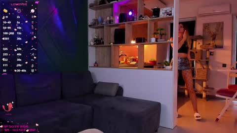 Snapshot of _alleyesonme chatting on February 1, 1:30 pm Mia online show from February 1, 1:30 pm