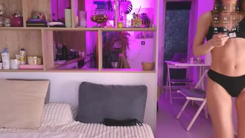 Snapshot of _alleyesonme chatting on February 13, 4:03 pm Mia online show from February 13, 4:03 pm