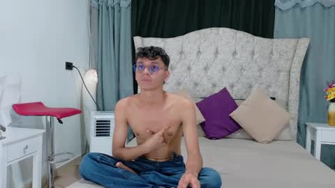 Snapshot of _andrew_williams chatting on December 11, 7:14 pm Andres online show from December 11, 7:14 pm