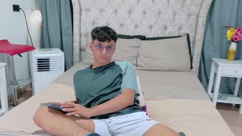 Snapshot of _andrew_williams chatting on December 12, 7:37 pm Andres online show from December 12, 7:37 pm