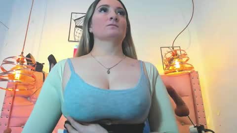Snapshot of _antonella_11 chatting on May 25, 10:38 pm _antonella_11 online show from May 25, 10:38 pm