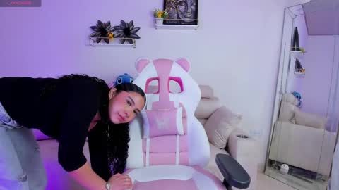 Snapshot of _april_smith_ chatting on May 4, 12:23 pm online show from May 4, 12:23 pm