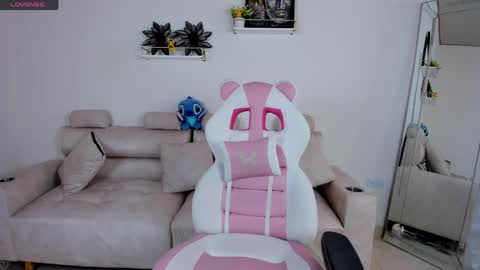 Snapshot of _april_smith_ chatting on May 9, 12:32 pm online show from May 9, 12:32 pm