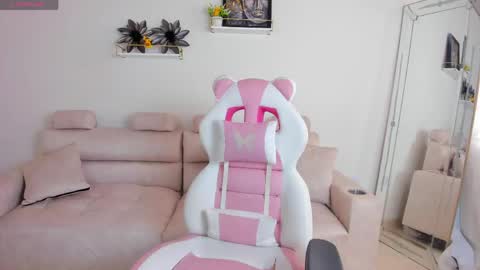 Snapshot of _april_smith_ chatting on May 25, 12:33 pm online show from May 25, 12:33 pm
