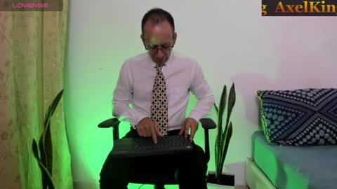 Snapshot of _axelking1_ chatting on July 27, 11:39 am Axel online show from July 27, 11:39 am