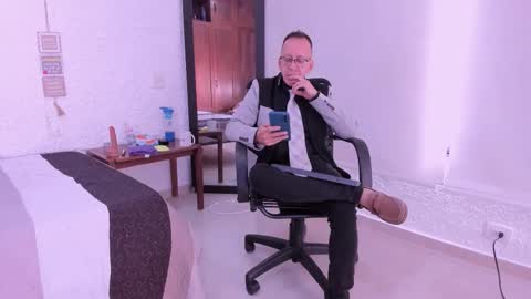 _axelking_ online show from December 2, 11:37 am