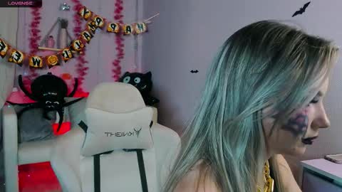 Bella online show from October 31, 8:43 pm