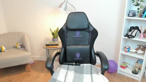 Bella Evans online show from February 8, 8:31 am