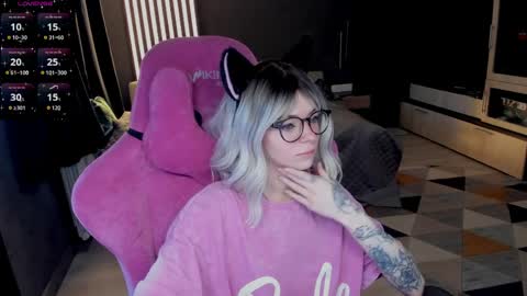 Snapshot of _black_fox__ chatting on April 10, 11:48 am Olivia Subscribe to my Fansly - online show from April 10, 11:48 am