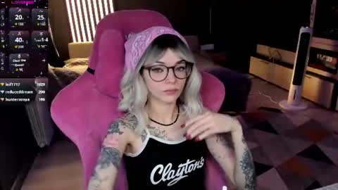Snapshot of _black_fox__ chatting on June 15, 12:02 am Olivia Subscribe to my Fansly - online show from June 15, 12:02 am