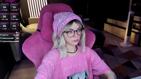 Snapshot of _black_fox__ chatting on June 15, 10:45 pm Olivia Subscribe to my Fansly - online show from June 15, 10:45 pm