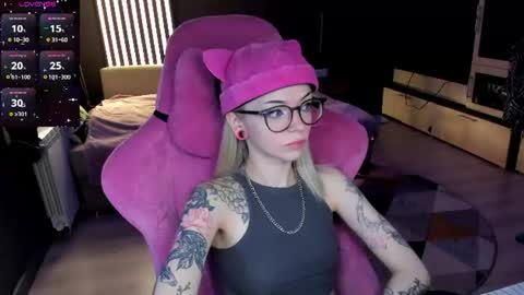 Snapshot of _black_fox__ chatting on July 10, 12:37 am Olivia Subscribe to my Fansly - online show from July 10, 12:37 am