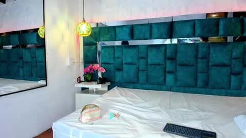 _bonnyandclyde online show from February 8, 12:19 pm