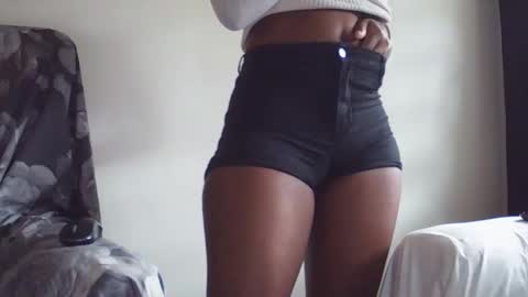 Snapshot of _bunny_b chatting on April 14, 4:51 am I will be back soon online show from April 14, 4:51 am