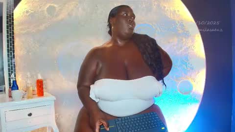 Snapshot of _carolinagomez chatting on October 21, 7:47 pm Caro. online show from October 21, 7:47 pm