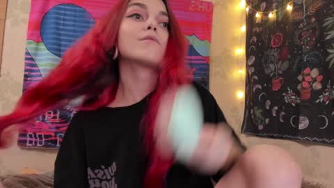 Caroline online show from December 6, 1:33 pm