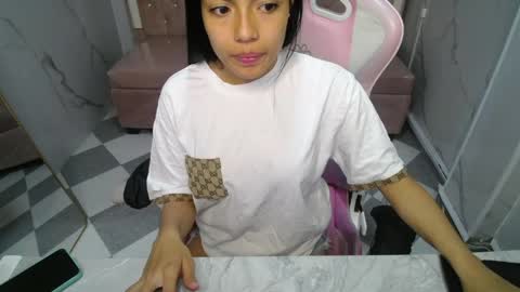 _charlottee_b online show from April 2, 12:58 pm