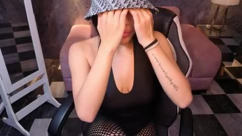 _charlottee_b online show from April 8, 8:09 pm
