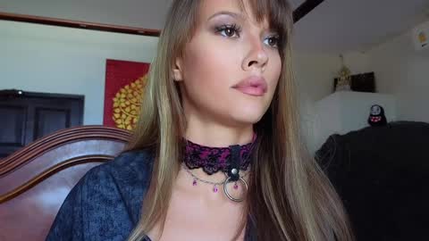 DemiDee online show from March 4, 8:35 am