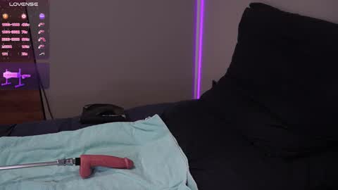 Snapshot of _eelusivee_ chatting on February 5, 10:31 am Elli online show from February 5, 10:31 am