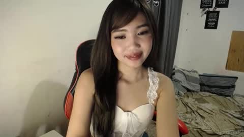 Snapshot of _ellevivien chatting on March 17, 6:11 pm Elle online show from March 17, 6:11 pm