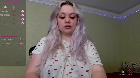 Snapshot of _elven_dreams__ chatting on December 1, 5:02 pm chloue and Gretta online show from December 1, 5:02 pm