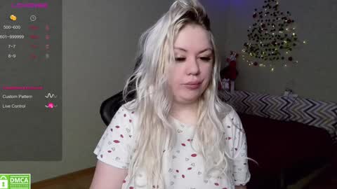 Snapshot of _elven_dreams__ chatting on December 23, 6:22 am chloue and Gretta online show from December 23, 6:22 am