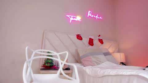 Hi Im Emily online show from December 14, 12:43 pm