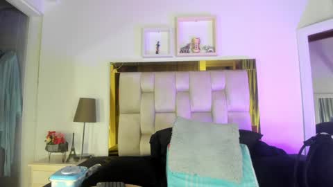 Snapshot of _emily_r chatting on December 21, 12:06 pm Isabella online show from December 21, 12:06 pm