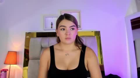 Snapshot of _emily_r chatting on January 7, 12:09 pm Isabella online show from January 7, 12:09 pm